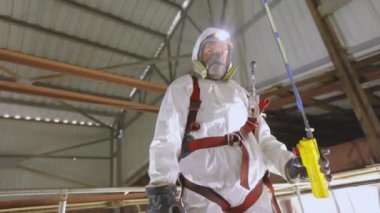 Tankerin otomatik buhar temizliği. Kimyasal koruma işçisi. Bir işçi içeriden buharlı bir tank kamyonunun kimyasal temizliğini yapar..