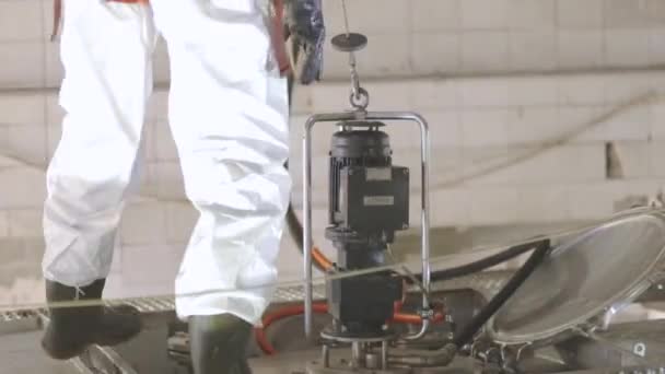 Trabajador con traje de protección química. Limpieza del tanque de camiones de productos químicos. — Vídeos de Stock