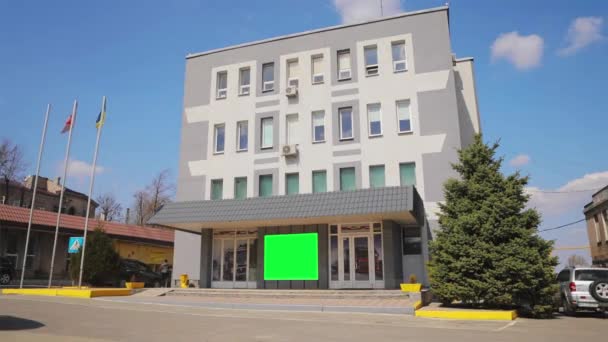 Ein Bürogebäude mit einem Green-Screen-Bereich zum Einfügen Ihrer Werbung. Bürogebäude mit grünem Bildschirm. Werbebanner Green Screen — Stockvideo