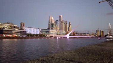 Buenos Aires 'te güzel bir gün batımı. Puerto Madero limanında gün batımı, Buenos Aires, zaman turları. Buenos Aires, Puerto Madero limanında panoramik zaman turları