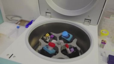 Laboratuvar santrifüjünde tıbbi numunelerin rotasyonu. Laboratuvar santrifüjü. Tıbbi santrifüj işlemi