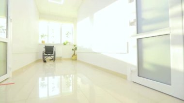 Kamera hastanenin boş koridoru boyunca döner. Modern bir hastanenin koridorları. Kliniğin boş, parlak koridoru. Modern bir kliniğin içinde.