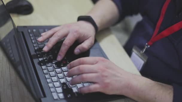 Чоловік вводить клавіатуру ноутбука. Чоловічі руки друкують текст на клавіатурі ноутбука крупним планом — стокове відео