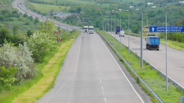 Tankwagens rijden op de snelweg. Vrachtwagens rijden langs de weg. Vrachtwagens rijden langs de snelweg vooraanzicht. Vrachtwagens rijden op een voorstedelijke snelweg — Stockvideo