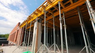 Bir zemin oluşturma süreci. Döşeme işi. İnşaat halindeki bir binanın dışı. Biçim rafı