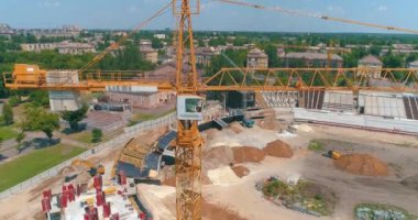 İnşaat alanında bir vinç. Sadion şantiyesinde büyük bir vinç var.