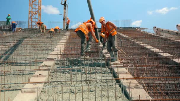 Building construction. Working process at a construction site. Builders make a reinforced concrete structure — 图库视频影像