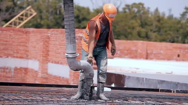 Gießen Zement bei der Erstellung einer Stahlbetonkonstruktion. Zement wird in die Schalung gegossen. Schalungsbau — Stockvideo