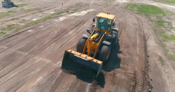 Bulldozer arbeitet auf einer Baustelle. Arbeitsprozess auf einer Baustelle. Planierraupe-Baustelle aus der Luft — Stockvideo