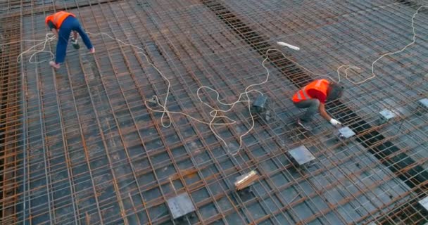 Trabajador de la construcción corta barras de refuerzo con sierra circular desde el aire. Un hombre trabaja con una sierra circular. — Vídeos de Stock