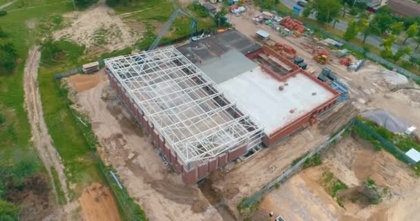 Vista aérea del sitio de construcción. Construcción de una nueva piscina. Construcción de un marco metálico para el futuro edificio — Vídeos de Stock