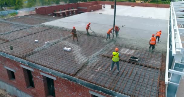 Concrete slab creation. Construction of a new resistance complex, top view. Workers create concrete formwork — Stockvideo