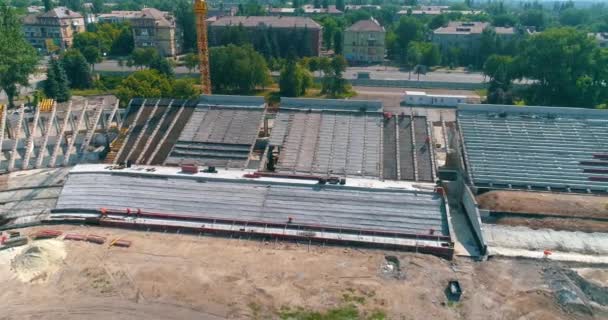 Costruzione di un nuovo stadio moderno dall'alto. Costruzione di un complesso sportivo. Cantiere del nuovo stadio vista dall'alto. — Video Stock