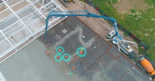 Sitio de construcción con infografía desde el aire. Visualización de tecnologías modernas en la vista del sitio de construcción desde el dron. Los trabajadores están vertiendo hormigón sobre el piso del edificio — Vídeos de Stock