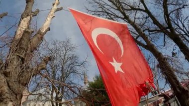 Türk bayrağı rüzgarda dalgalanıyor. Caminin önündeki Türk bayrağı. Güneşli bir günde Türk bayrağı