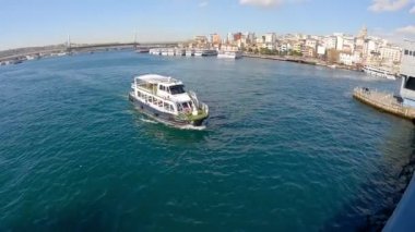 Boğaz 'da yolcu gemisi. Boğaz, Boğaz Körfezi, İstanbul, Türkiye 'de tekneler. Boğaz ulaşımı