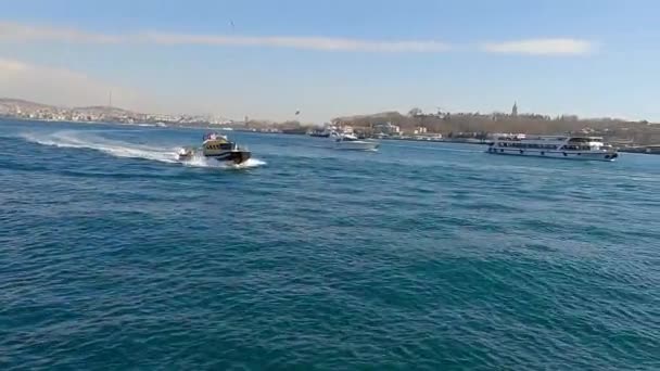 Boats in the Bosphorus, Bosphorus Bay, Istanbul, Turkey. Passenger boat in the Bosphorus. Bosphorus transportation — Stock Video