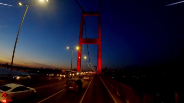 Автомобільні поїздки на мосту через затоку Босфор. Їдучи через міст через Босфор, істанбул. Новий висячий міст через Босфорську затоку.. — стокове відео