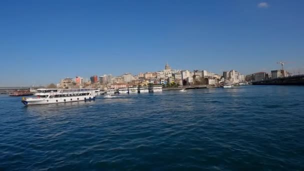Ιστορικό κέντρο της Κωνσταντινούπολης. Πύργος της Γαλατίας. Επιβατικό σκάφος στο Βόσπορο. Σκάφη στον Βόσπορο, στον κόλπο του Βοσπόρου, στην Κωνσταντινούπολη, στην Τουρκία. Μεταφορές Βόσπορου — Αρχείο Βίντεο