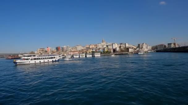 İstanbul 'un tarihi merkezi. Galatian Kulesi. Boğaz 'da yolcu gemisi. Boğaz, Boğaz Körfezi, İstanbul, Türkiye 'de tekneler. Boğaz ulaşımı — Stok video