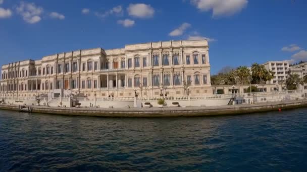 Ciraganský palác v Istanbulu. Pohled na Istanbul z Bosporu. Projdi se Bosporu. palác v istanbulu — Stock video