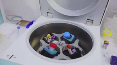 Laboratuvar santrifüjü. Laboratuvar santrifüjünde tıbbi numunelerin rotasyonu. Tıbbi santrifüj işlemi