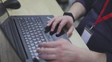 Erkek eller dizüstü bilgisayarın klavyesinde yazı yazıyorlar. Adam dizüstü bilgisayarın klavyesinde yazıyor..