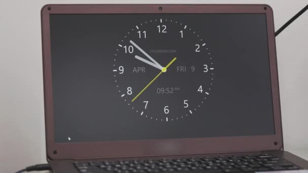 Аналоговые часы на экране ноутбука. Часы со стрелкой на экране ноутбука. Старые часы показывают время на экране ноутбука крупным планом — стоковое видео
