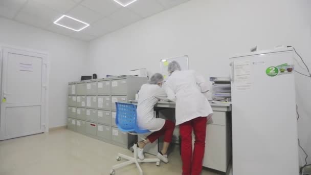 Nowoczesne laboratorium. Pracownicy w nowoczesnym laboratorium. Technicy laboratoryjni wykonujący pracę w nowoczesnym laboratorium — Wideo stockowe