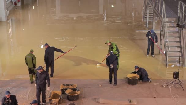 I lavoratori fanno il pavimento nel laboratorio dello stabilimento. Lavoratori del cantiere. Costruzione di una nuova officina nello stabilimento — Video Stock