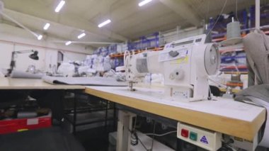 Dikiş makinesi yakın plan. Profesyonel dikiş ekipmanları yakın plan. Bir giysi fabrikasında ekipman.