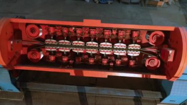 Kablo üretim süreci. Parçalanmış kabloyu birleştirin. Fabrikadaki kablo üretimi için modern ekipman.