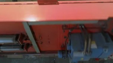Parçalanmış kabloyu birleştirin. Fabrikadaki kablo üretimi için modern ekipman. Kablo üretim süreci