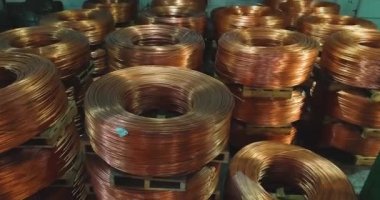Bakır kablo üretim atölyesi genel planı yukarıdan, modern bir kablo üretim fabrikasının içi