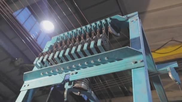 Moderna fábrica de cabos, produção de cabos em uma linha de transporte — Vídeo de Stock