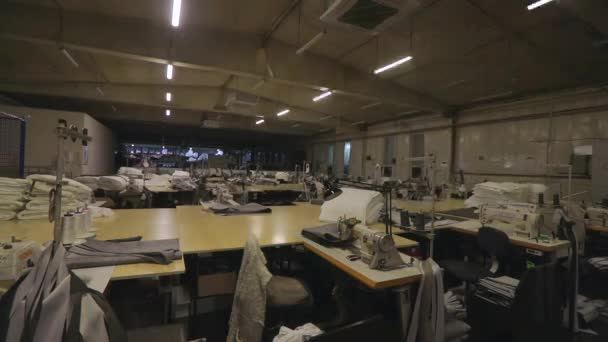 Bir giyim fabrikasında iş gününün başlangıcı. Bir giyim fabrikasının atölyesinin ışığını yakmak. Videoyu başlatmak için çerçeve — Stok video