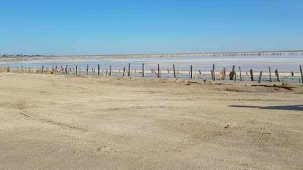 Un barbat merge cu bicicleta pe un lac de sare. Omul merge cu bicicleta. Lacul de sare — Videoclip de stoc