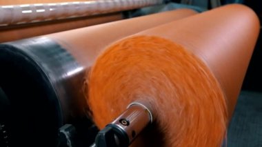 Sentetik kış dondurucu üretimi için modern taşıma hattı. Örülmemiş kumaş üretim süreci