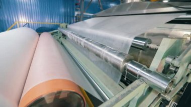 Sentetik kış dondurucu üretimi için modern taşıma hattı. Örülmemiş kumaş üretim süreci