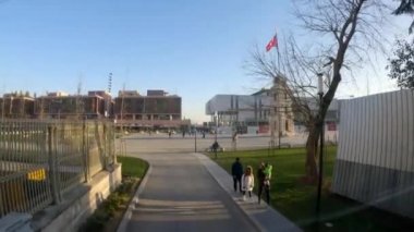 Arabanın camından İstanbul manzarası. İstanbul 'a yolculuk. İstanbul sokaklarının görüntüsü bir arabadan