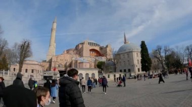 Ayasofya 'nın önündeki insanlar. Aziz Sophie Katedrali. İkonik yer İstanbul. Ayasofya 'nın önündeki turistler