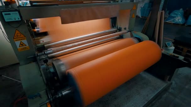Spunbond productie. Fabriek voor de productie van Spunbond. Vliseline productieproces. Spunbond Machine — Stockvideo