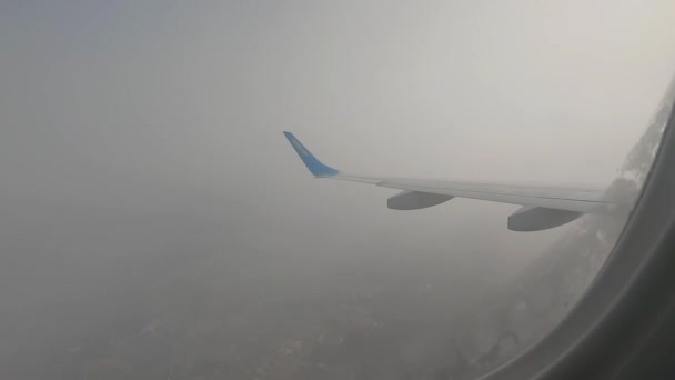 乘客通过飞机窗户看风景.云彩穿过飞机的窗户.飞机的窗户视图。从飞机窗外看. — 图库视频影像