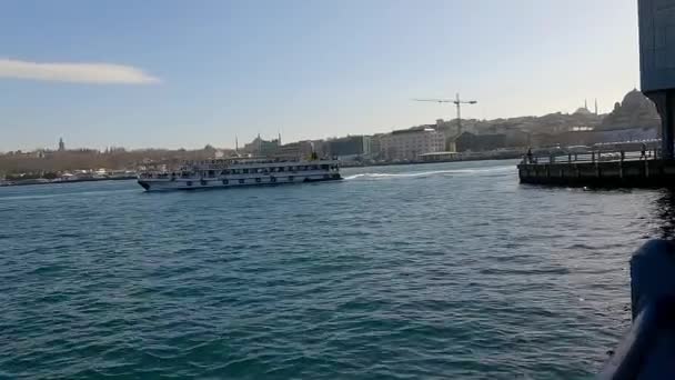 Passagerarbåt i Bosporen. Båtar i Bosporen, Bosporen Bay, Istanbul, Turkiet. Bosportransport — Stockvideo