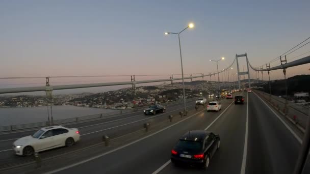 Attraversando il ponte sul Bosforo, Istanbul. Nuovo ponte sospeso sulla baia di Bosophreus. Gite in auto sul ponte sulla Baia del Bosforo — Video Stock