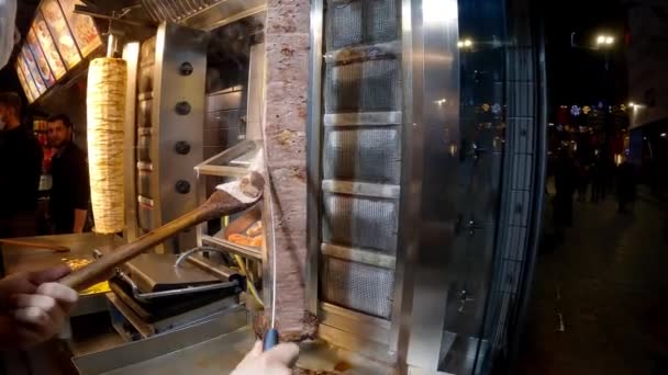 Готувати турецьку шаурму. Процес приготування м'яса нарзекі для шаварми. Турецька національна їжа — стокове відео