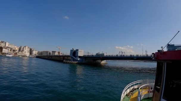 A hajó a Galata hídhoz hajózik. halászok a Galata hídon. Hajókirándulás a Boszporuszon — Stock videók