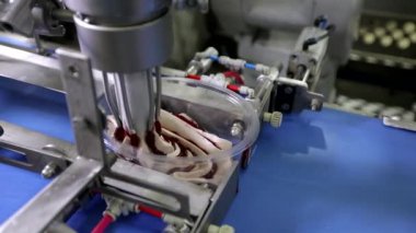 Dondurma yapan endüstriyel robot. Robot üretimi. Dondurma üretimi. Otomatik dondurma üretimi. Otomatik dondurma üretim hattı.