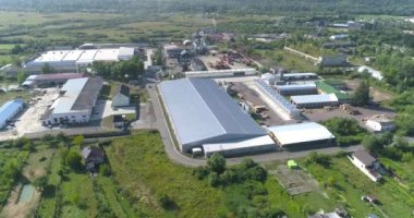 Modern fabrika manzaralı. Yeni bir modern mobilya fabrikasının üzerinde bir uçuş. Mobilya fabrikası üst görünümü