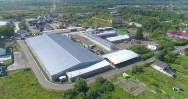 Modern fabrika manzaralı. Yeni bir modern mobilya fabrikasının üzerinde bir uçuş. Mobilya fabrikası üst görünümü